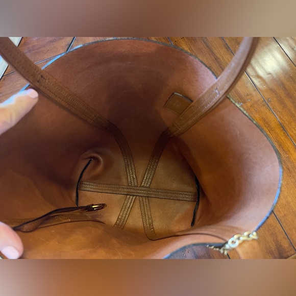 Chloe “Spin” Medium Tote Bag in shiny-grained leather - Picture 5 of 13